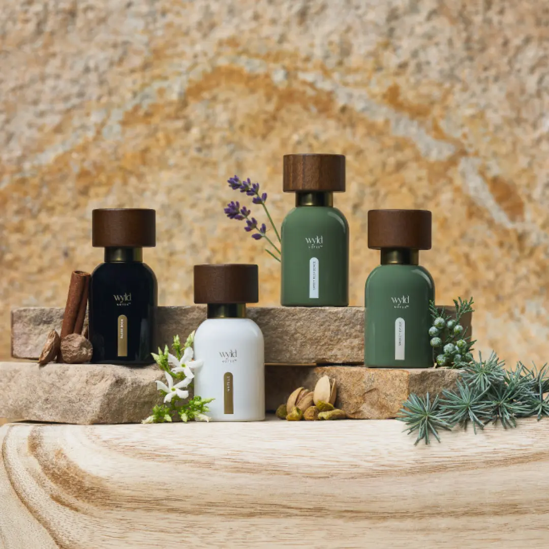 Vier Wyld Notes Parfumflakons mit natürlichen Duftnoten